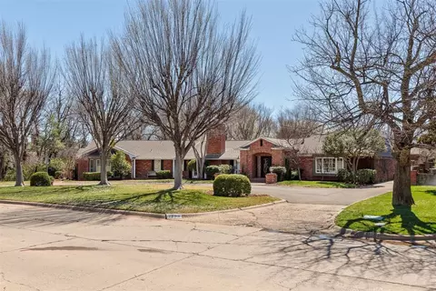 1208 Sherwood Ln, Nichols Hills, OK 73116
