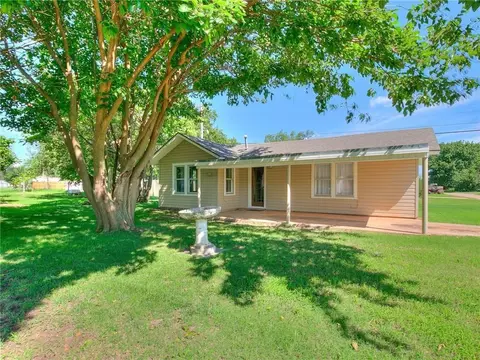 101 N Walnut St #1/2, Crescent, OK 73028