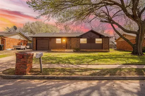 704 Meadowlake Dr, Noble, OK 73068