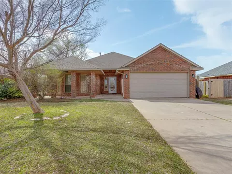 804 E Juniper Ln, Mustang, OK 73064
