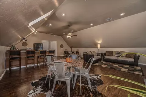 Dining - 7609 NW 38th St, Bethany, OK 73008 photo 3 of 4