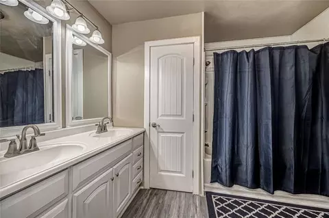 Bath - 7609 NW 38th St, Bethany, OK 73008 photo 2 of 5