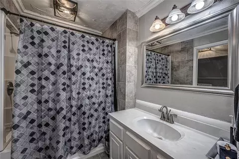 Bath - 7609 NW 38th St, Bethany, OK 73008 photo 1 of 5