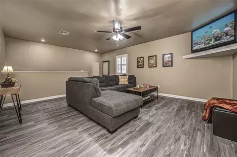 Living - 7609 NW 38th St, Bethany, OK 73008 photo 6 of 8