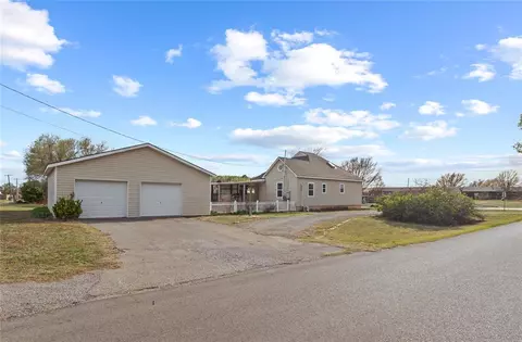 723 N 11th St, Thomas, OK 73669