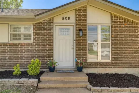 808 Sunset Dr, Edmond, OK 73003