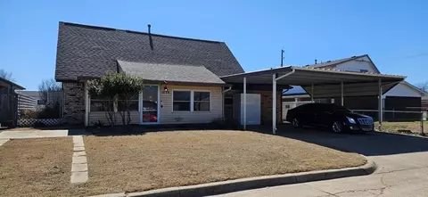 1056 NW 2nd St, Moore, OK 73160