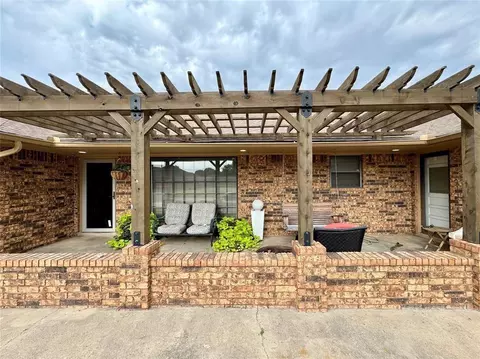 304 Flanders Dr, Chickasha, OK 73018
