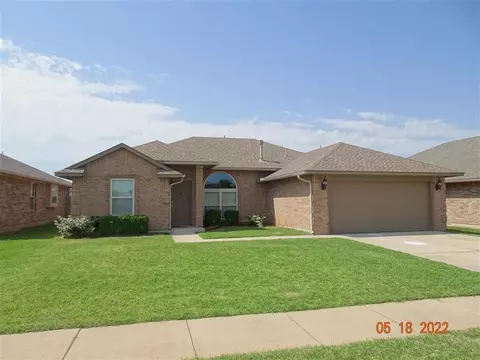 608 SW 44th St, Moore, OK 73160