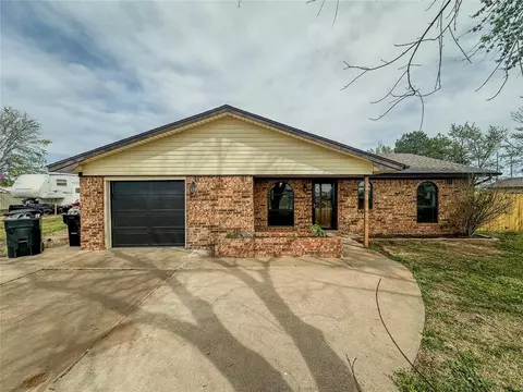305 S 10th St, Thomas, OK 73669