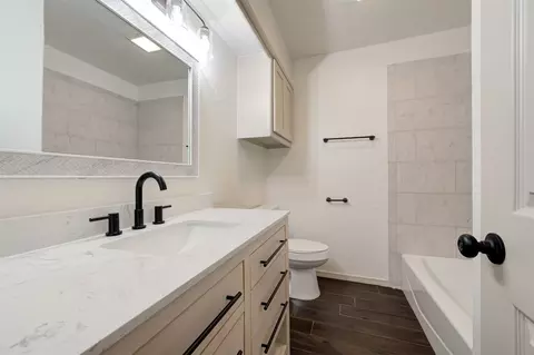 Bath - 2001 Oakmeadows Dr, Norman, OK 73071 photo 3 of 4