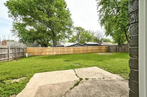 Exterior - 2001 Oakmeadows Dr, Norman, OK 73071 photo 3 of 3