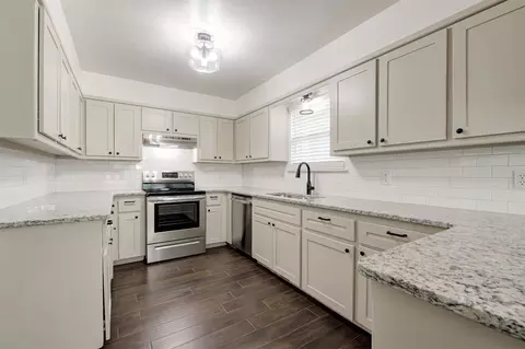 Kitchen - 2001 Oakmeadows Dr, Norman, OK 73071 photo 2 of 3