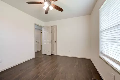 Bedroom - 2001 Oakmeadows Dr, Norman, OK 73071 photo 5 of 5
