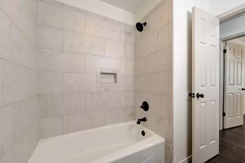 Bath - 2001 Oakmeadows Dr, Norman, OK 73071 photo 4 of 4