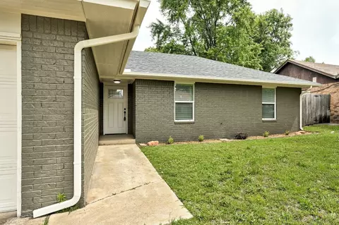 Exterior - 2001 Oakmeadows Dr, Norman, OK 73071 photo 2 of 3