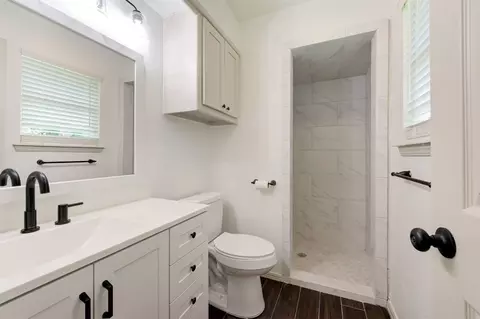 Bath - 2001 Oakmeadows Dr, Norman, OK 73071 photo 1 of 4