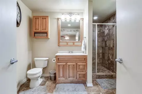Bath - 804 Willow St, Tuttle, OK 73089 photo 2 of 4