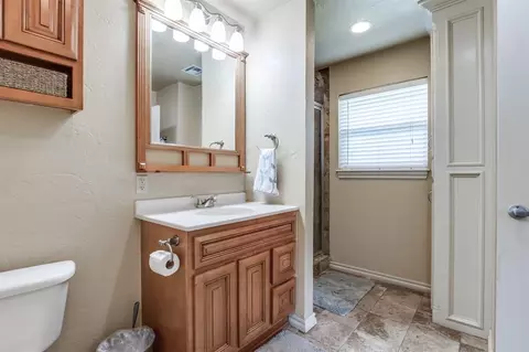 Bath - 804 Willow St, Tuttle, OK 73089 photo 4 of 4