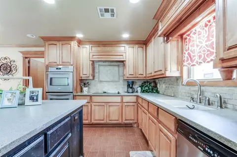 Kitchen - 804 Willow St, Tuttle, OK 73089 photo 8 of 8