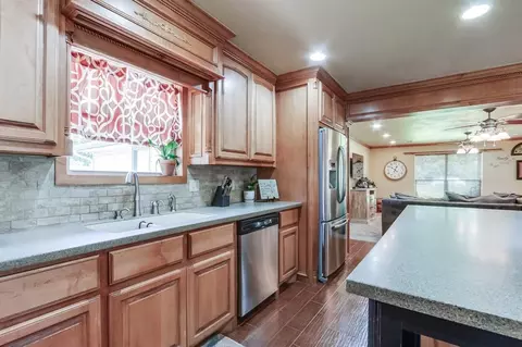 Kitchen - 804 Willow St, Tuttle, OK 73089 photo 7 of 8