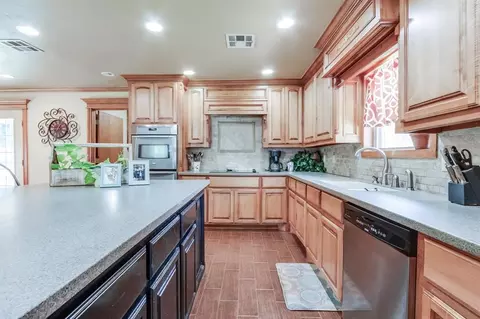 Kitchen - 804 Willow St, Tuttle, OK 73089 photo 2 of 8