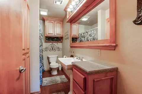 Bath - 804 Willow St, Tuttle, OK 73089 photo 1 of 4