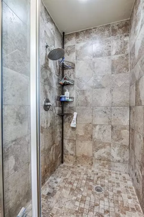 Bath - 804 Willow St, Tuttle, OK 73089 photo 3 of 4