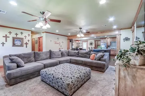 Living - 804 Willow St, Tuttle, OK 73089 photo 1 of 6