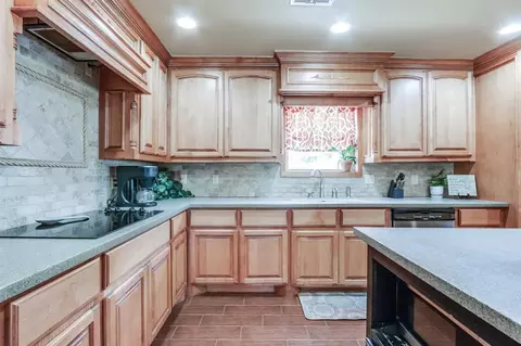 Kitchen - 804 Willow St, Tuttle, OK 73089 photo 6 of 8