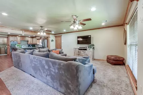 Living - 804 Willow St, Tuttle, OK 73089 photo 2 of 6