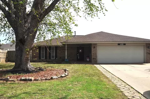 508 Ladd Cir, Moore, OK 73160