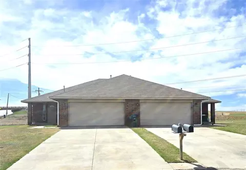 8 Lombardy Pl, Clinton, OK 73601