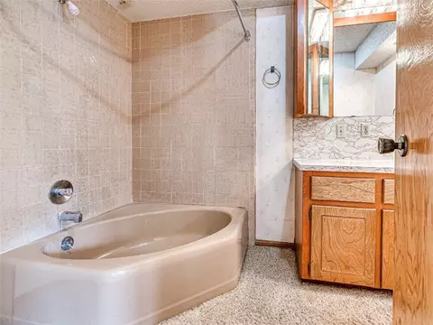 Bath - 1618 E Tyler Dr, Tuttle, OK 73089 photo 4 of 6