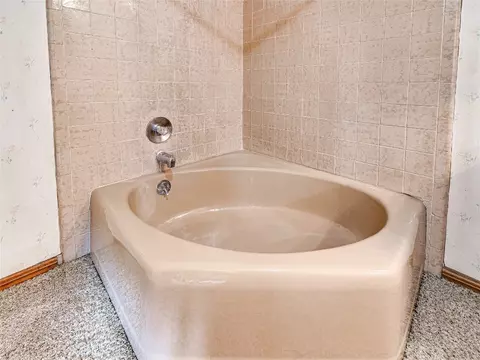 Bath - 1618 E Tyler Dr, Tuttle, OK 73089 photo 1 of 6