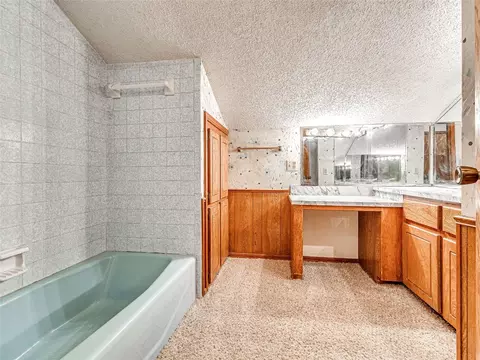 Bath - 1618 E Tyler Dr, Tuttle, OK 73089 photo 5 of 6