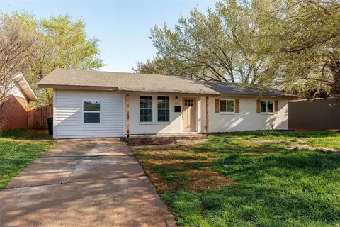 829 NW 22nd St, Moore, OK 73160