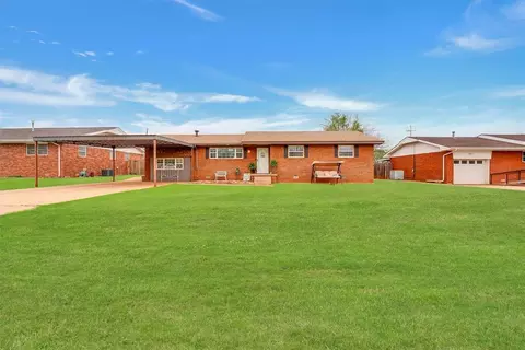 1304 N 3rd St, Sayre, OK 73662