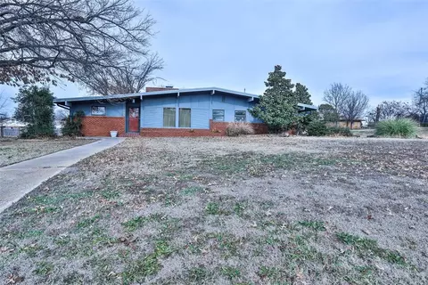 606 16th St, Prague, OK 74864
