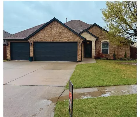 419 SW 28th St, Moore, OK 73160