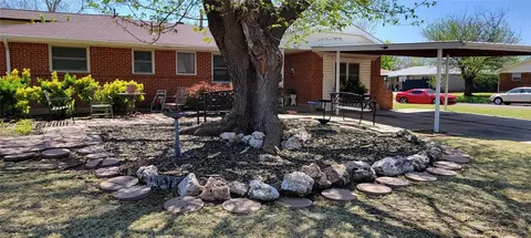 908 SW 2nd St, Moore, OK 73160