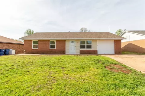 605 Highland Dr, Waukomis, OK 73773