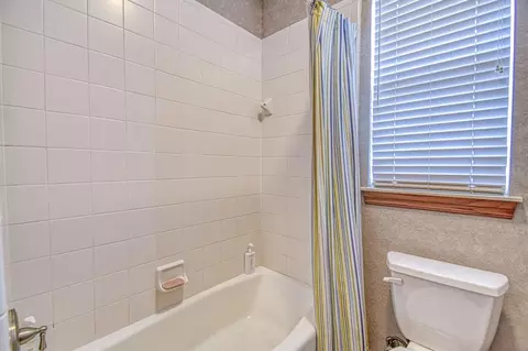 Bath - 2101 Fox Croft Rd, Norman, OK 73026 photo 5 of 9