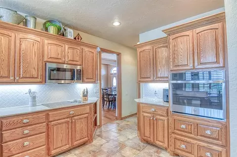 Kitchen - 2101 Fox Croft Rd, Norman, OK 73026 photo 5 of 7