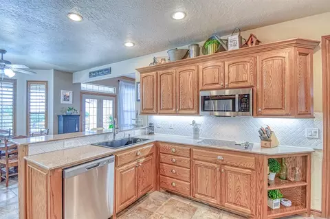 Kitchen - 2101 Fox Croft Rd, Norman, OK 73026 photo 3 of 7