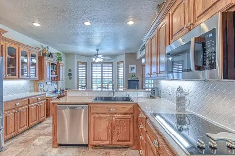 Kitchen - 2101 Fox Croft Rd, Norman, OK 73026 photo 4 of 7