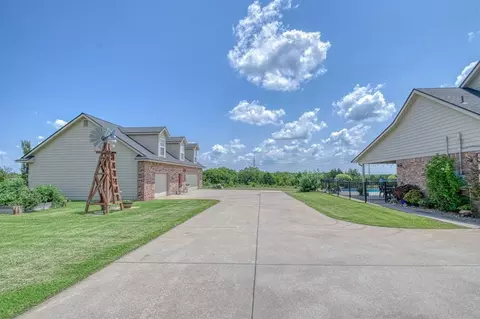 Exterior - 2101 Fox Croft Rd, Norman, OK 73026 photo 3 of 7