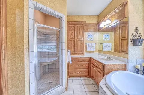 Bath - 2101 Fox Croft Rd, Norman, OK 73026 photo 3 of 9