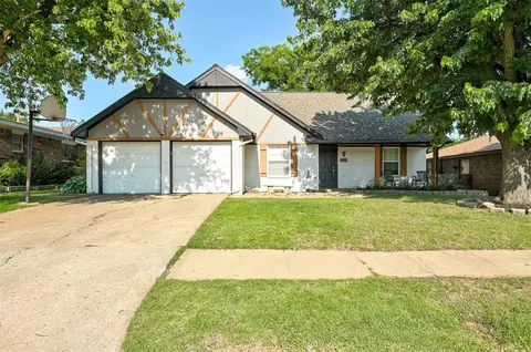 2912 Hardy Dr, Edmond, OK 73013