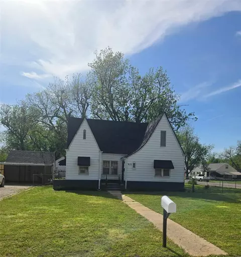915 N 9th St, Perry, OK 73077